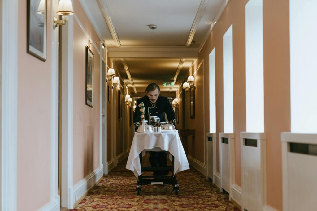 5 Starr Engagement: Hotel Employee Surveys Driving Guest Satisfaction 5 Hotel Employee