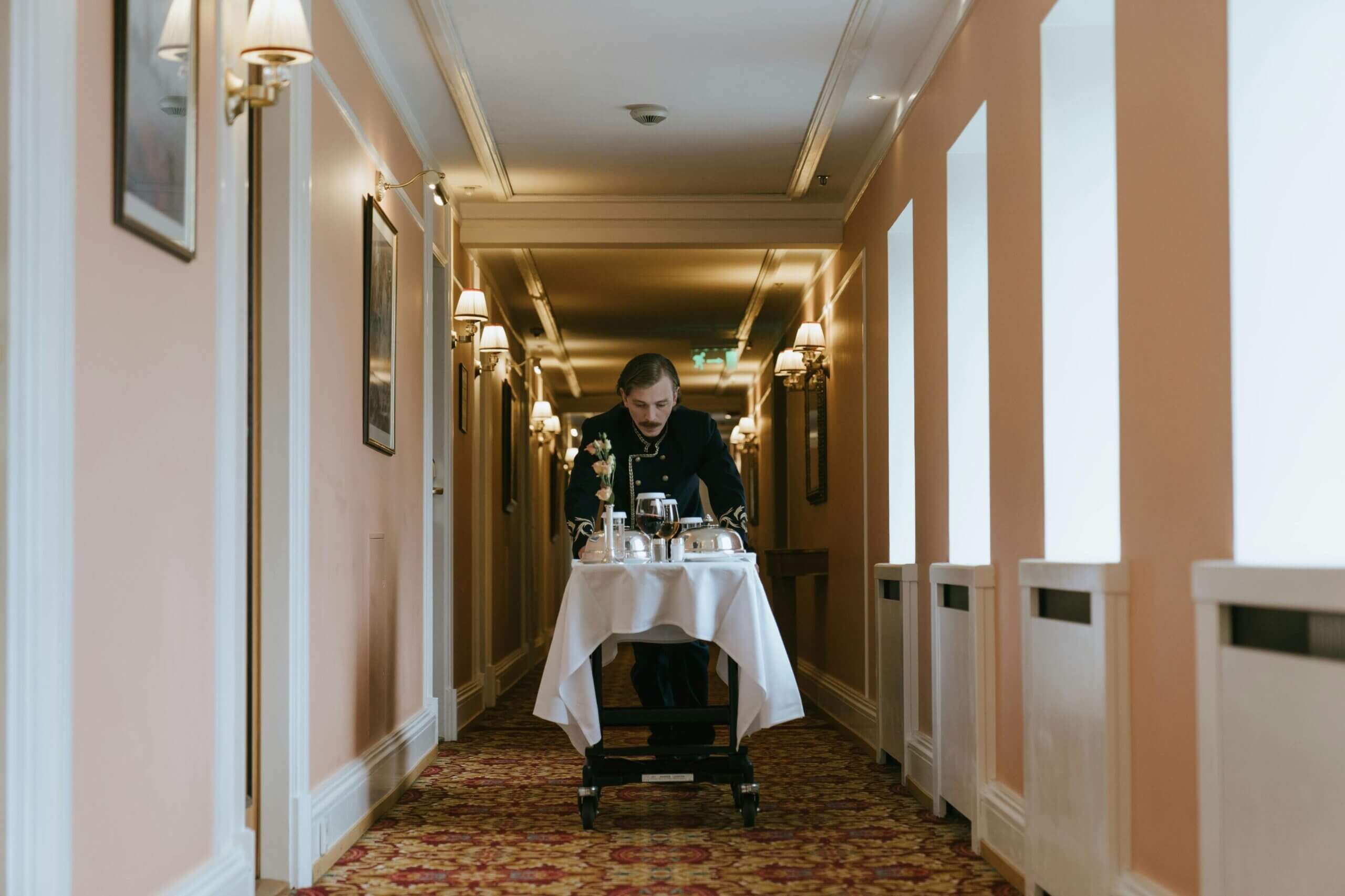5 Starr Engagement: Hotel Employee Surveys Driving Guest Satisfaction 1 Hotel Employee Engagement Surveys: Why Guest Satisfaction Starts with Staff Satisfaction