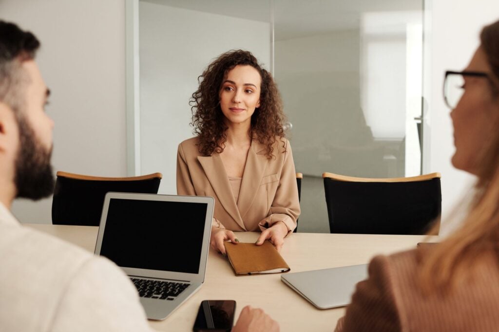 Proven Frontline Retention Strategies to Stop Turnover in 2026 1 manager reviewing frontline retention strategies with new hire during onboarding