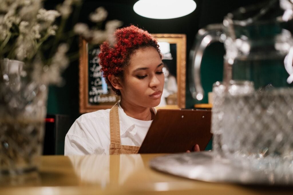 restaurant supervisor coaching a frontline team member during shift