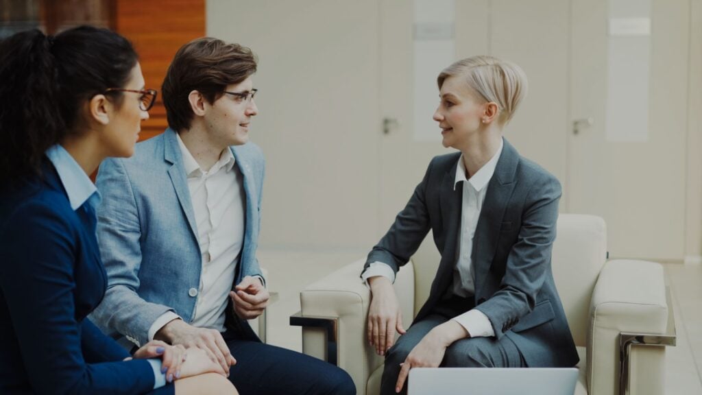 Hiring a Florida Human Resource Consultant: Your 2026 Retention Playbook 2 florida human resource consultant meeting with restaurant leadership team