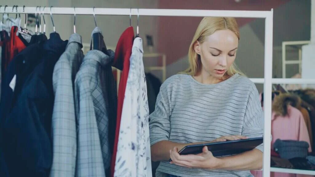 What Counts as a Good Average Employee Retention Rate in 2026? 2 store manager reviewing average employee retention rate dashboard on a tablet